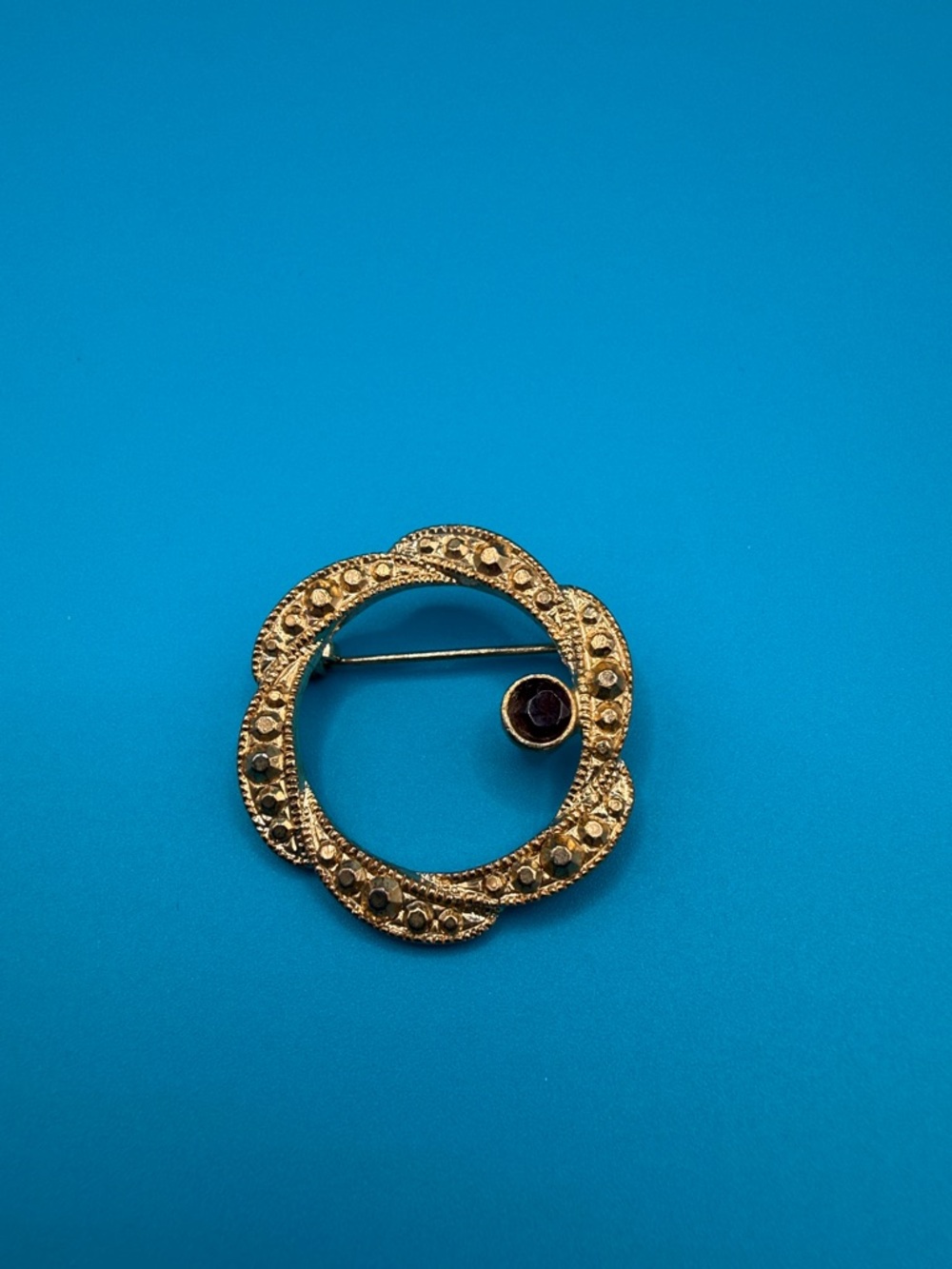 Gold Circular Scalloped Pin Brooch with Stone- vintage
